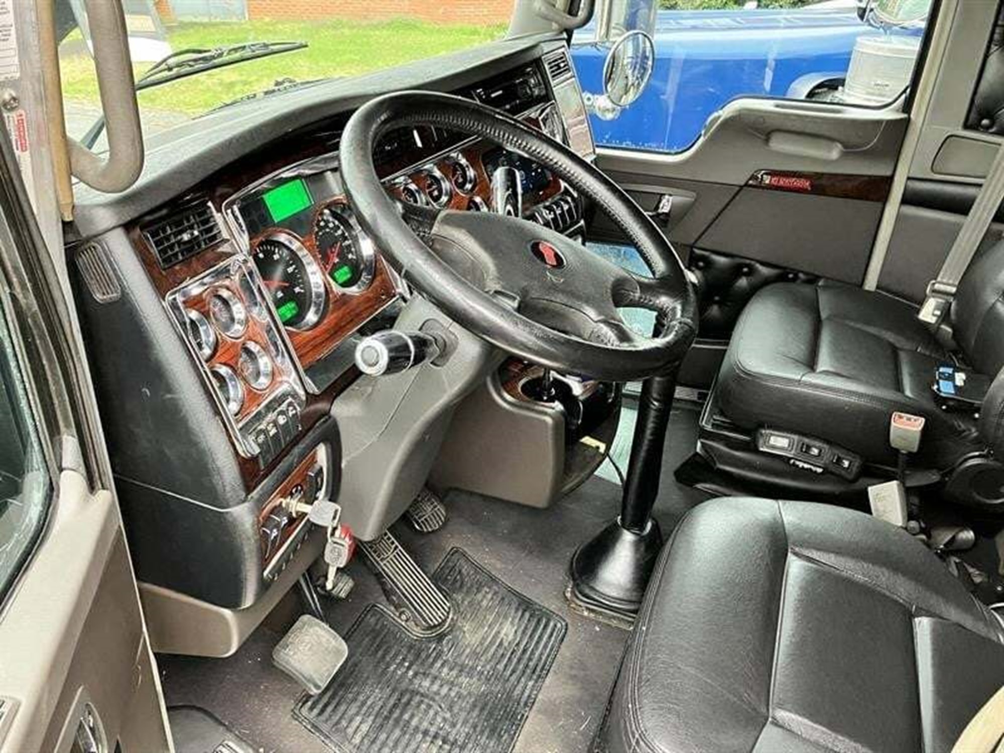 2019 Kenworth W900L - image 5 of 6