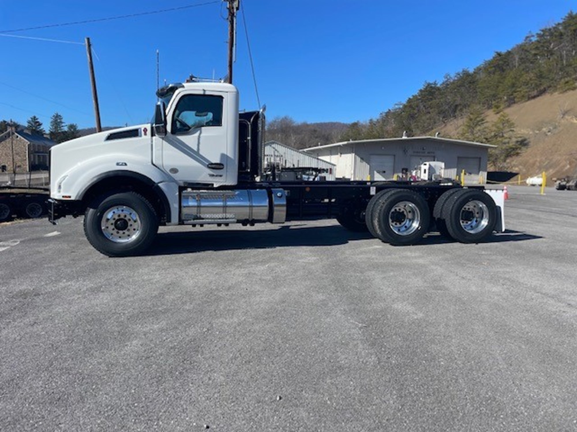 2024 Kenworth T880 - image 1 of 6