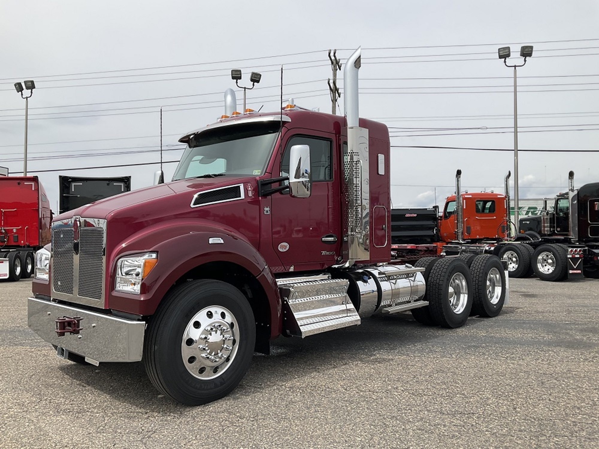 2025 Kenworth T880 - image 1 of 6