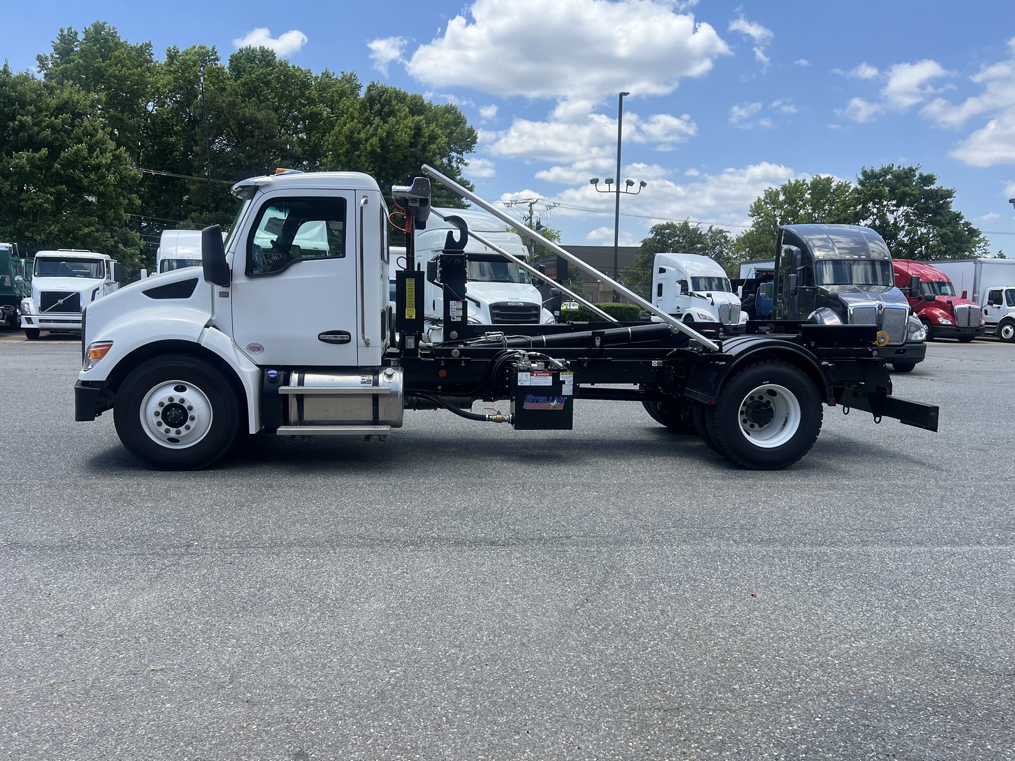 2025 Kenworth T280 - image 2 of 6