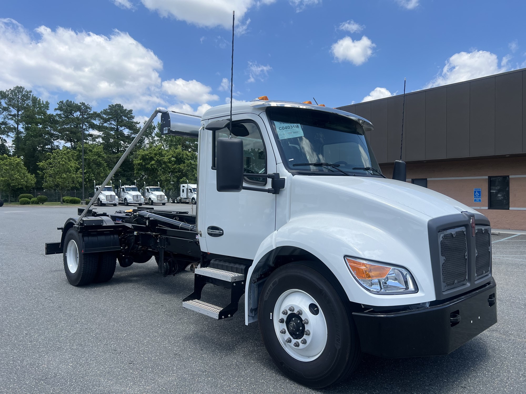 2025 Kenworth T280 - image 4 of 6