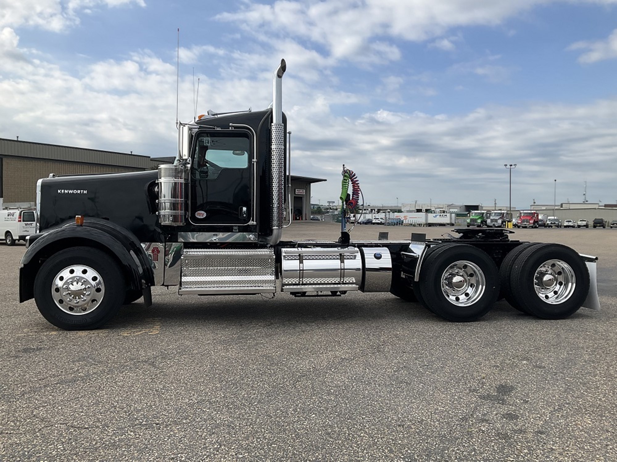 2025 Kenworth W900L - image 2 of 6