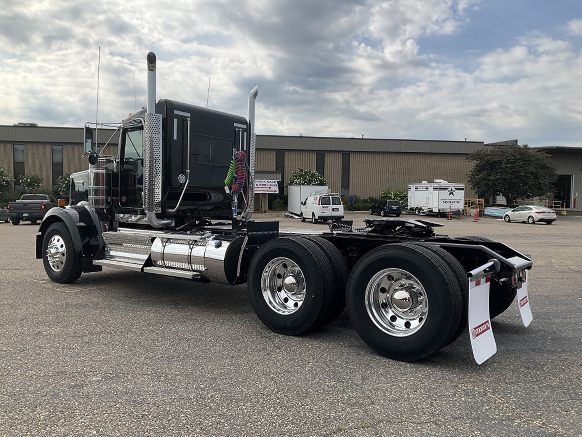 2025 Kenworth W900L - image 3 of 6