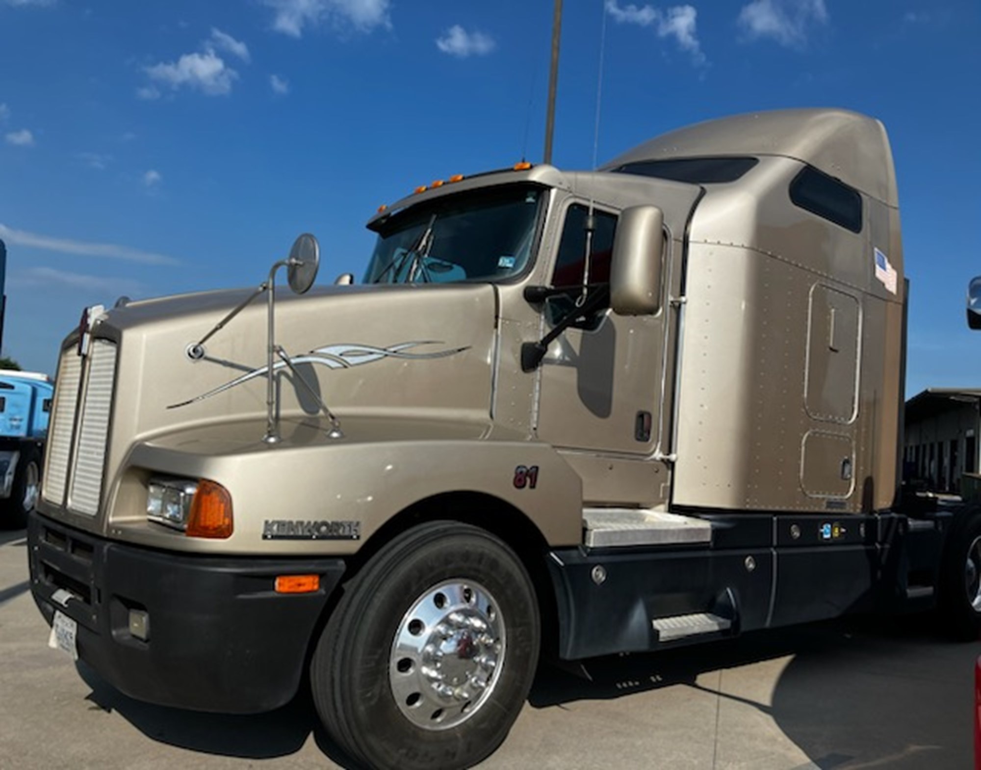 2007 Kenworth T600 - image 2 of 6