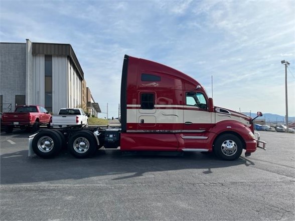 2018 Kenworth T680 - image 4 of 6