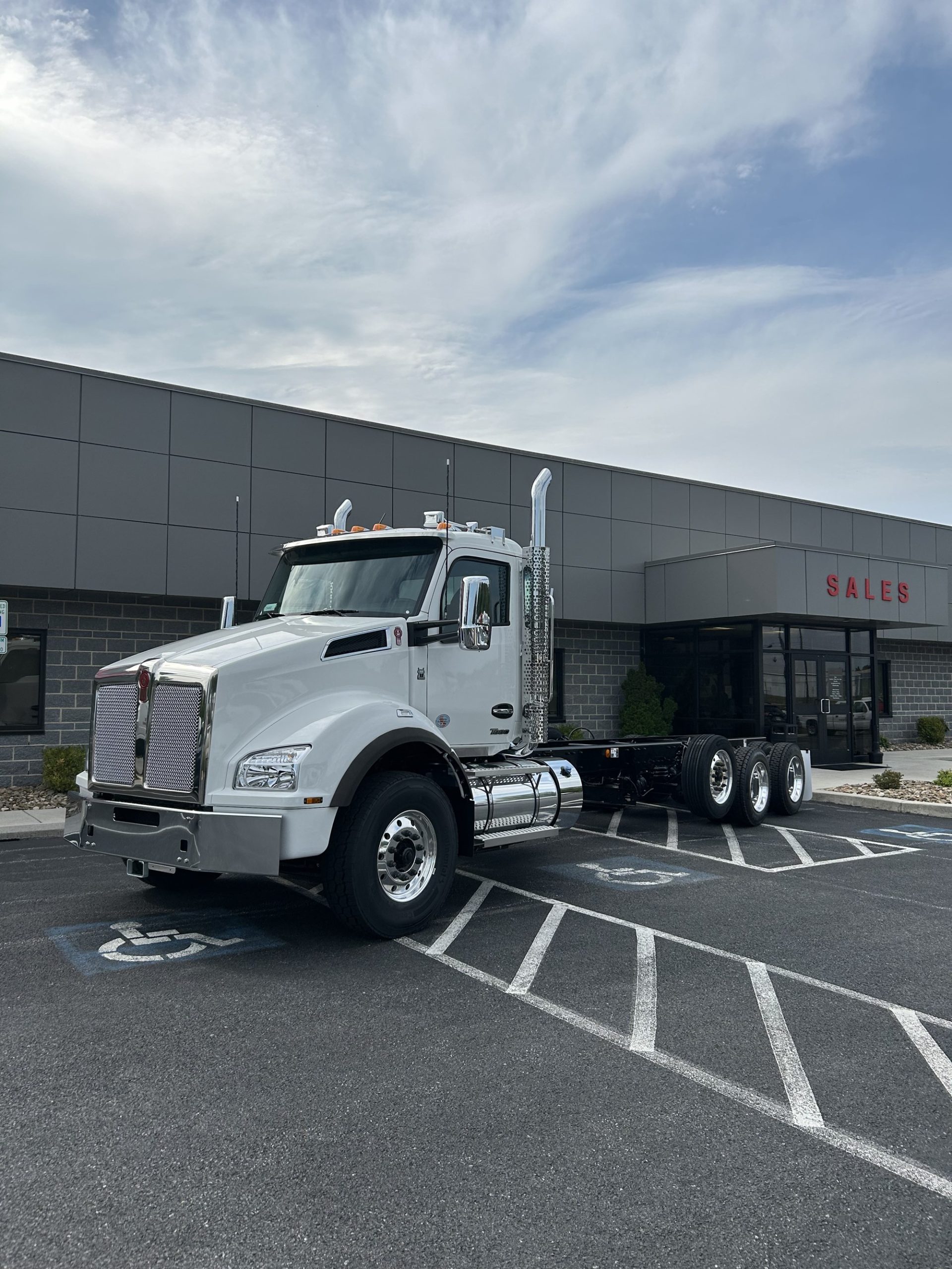 2025 Kenworth T880 - image 1 of 6