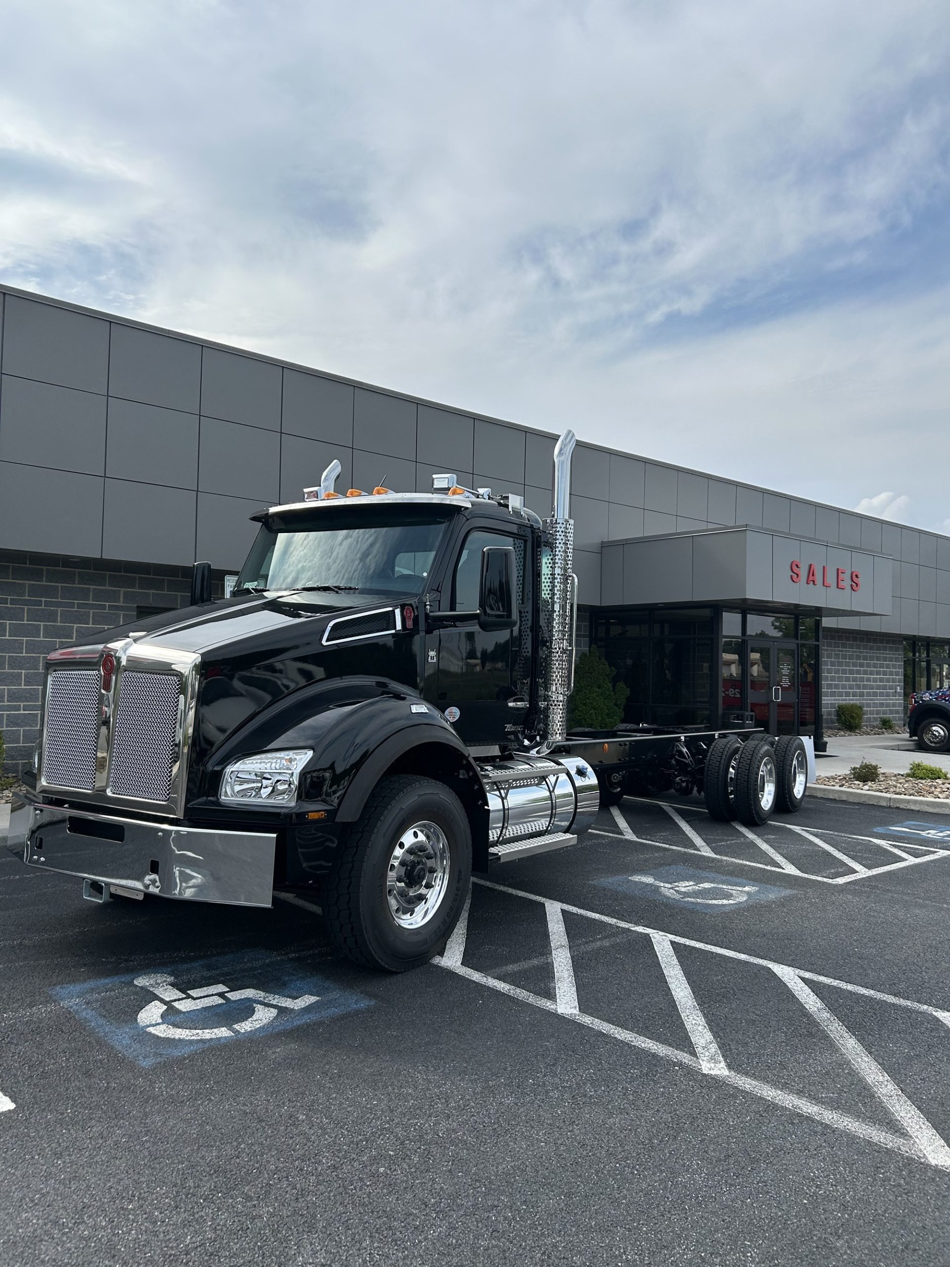 2025 Kenworth T880 - image 1 of 6