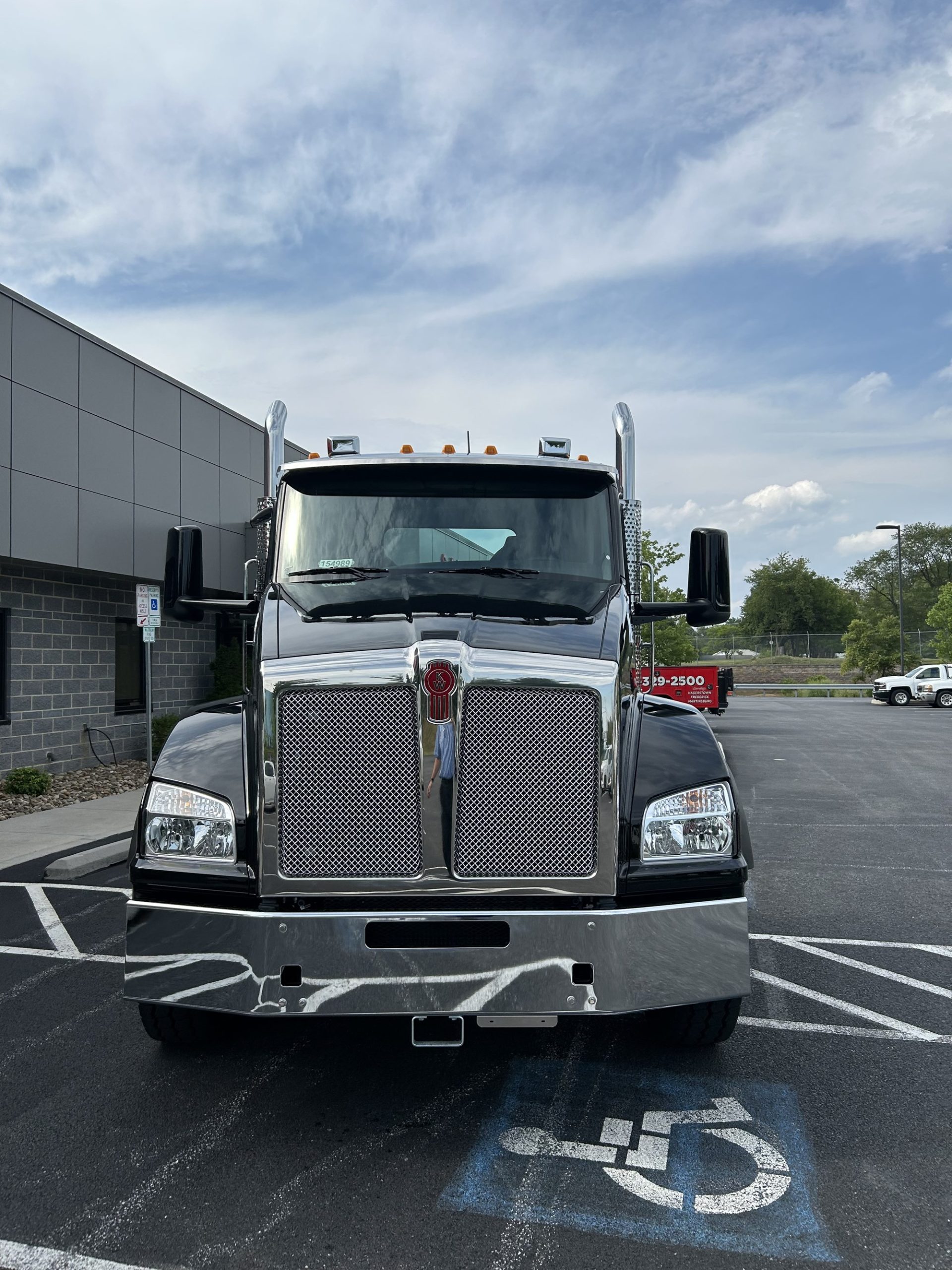 2025 Kenworth T880 - image 2 of 6