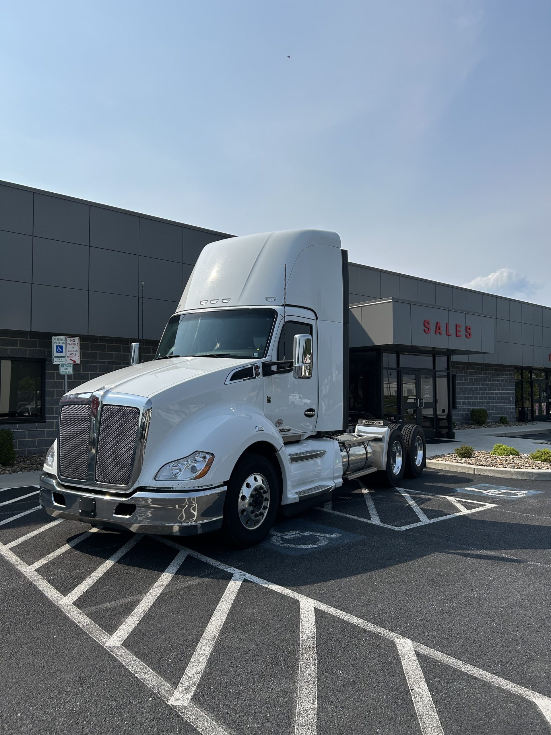 2021 Kenworth T680 - image 1 of 6