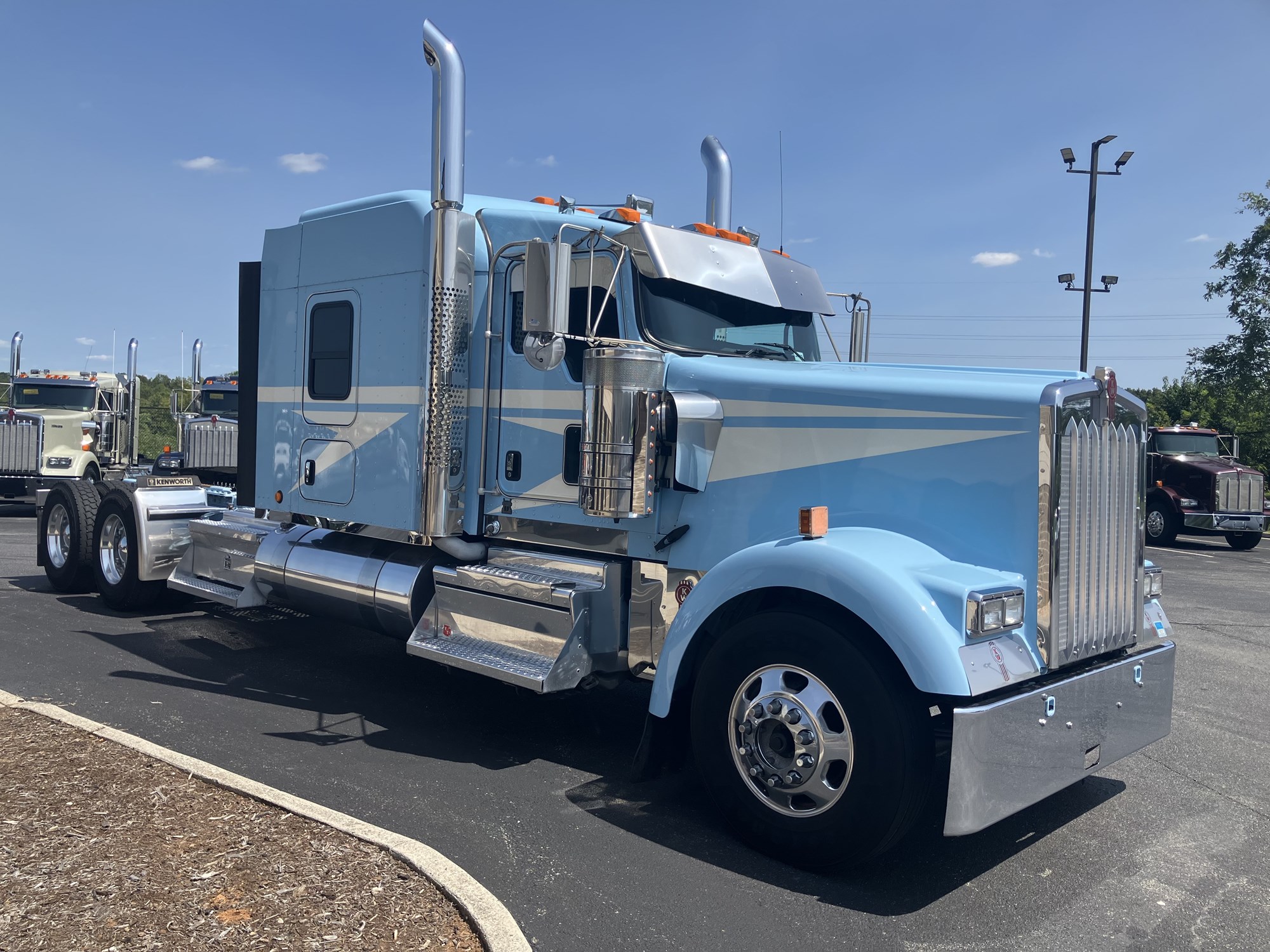 2022 Kenworth W900 - image 3 of 6