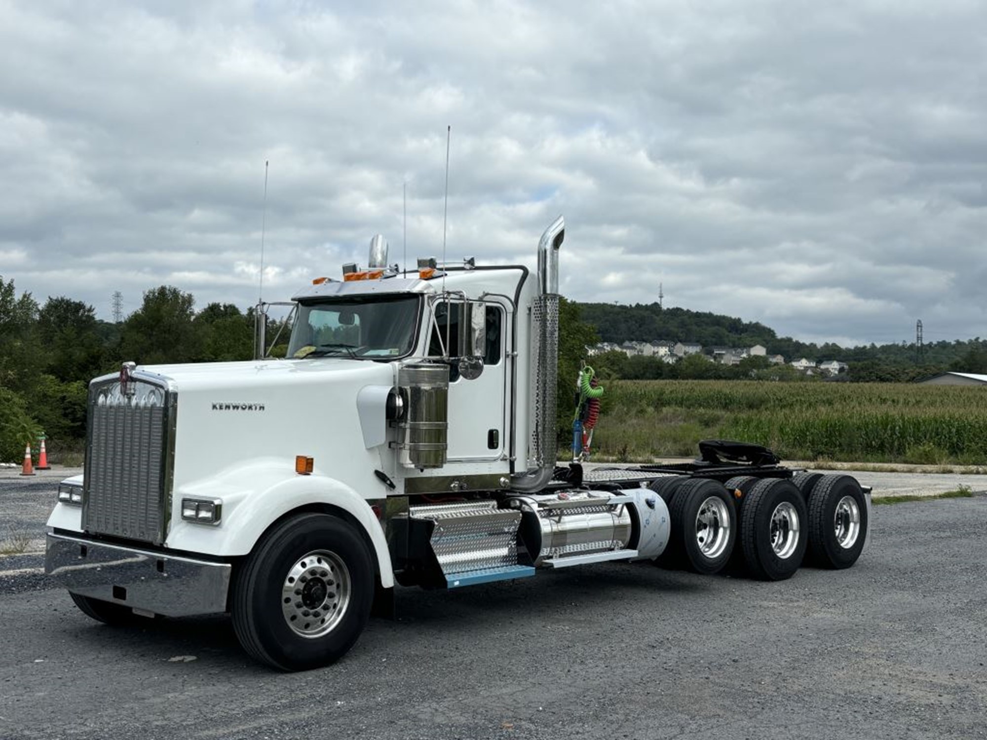 2025 Kenworth W900B - image 1 of 6